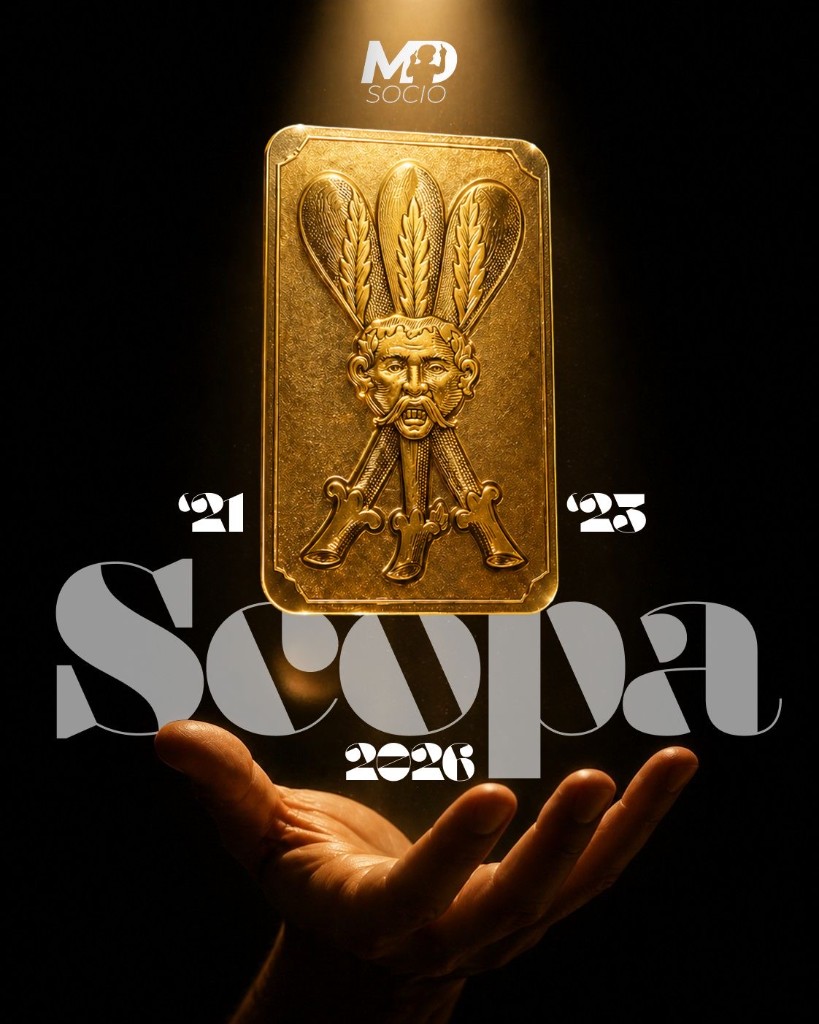 Key visual Mo Socio · Scopa · carta in oro con figura mitologica illuminata da spotlight e claim tipografico «Scopa '21 '25 2026»