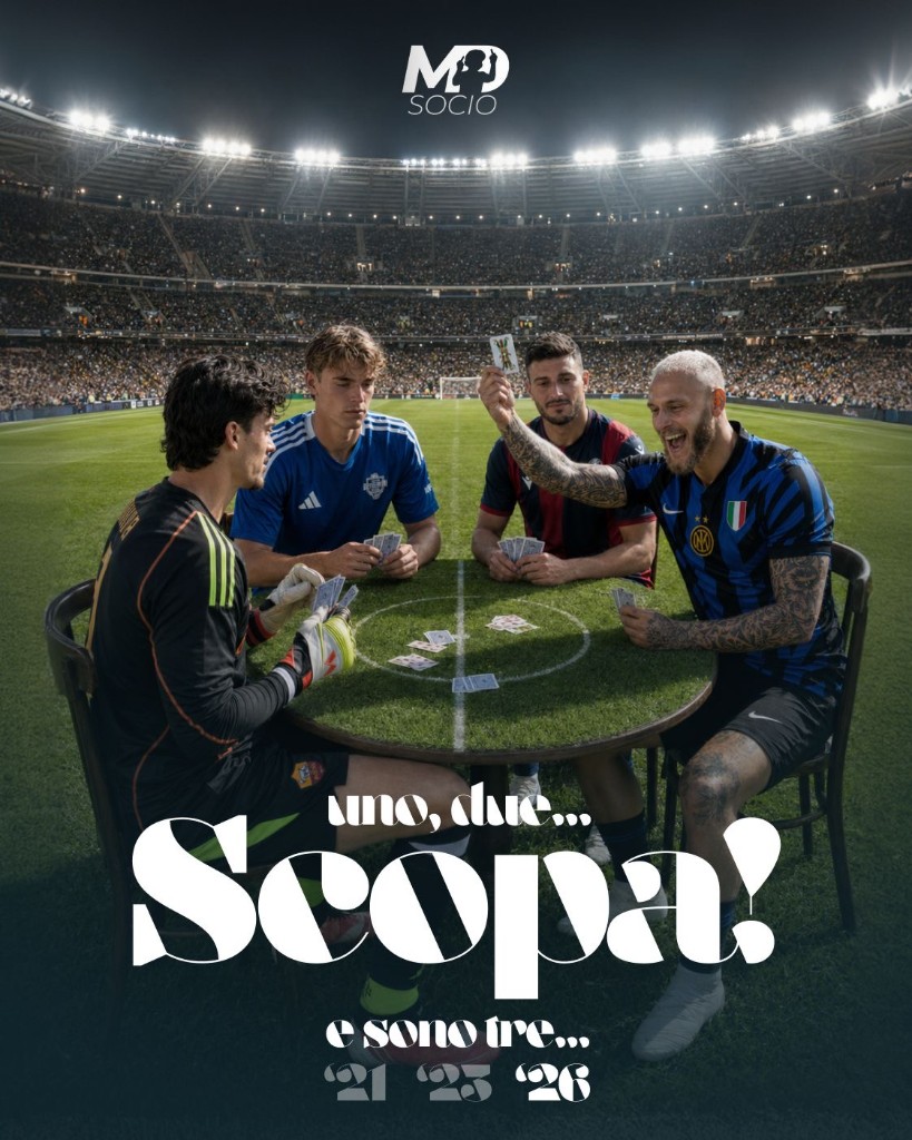 Visual Mo Socio · Scopa · quattro calciatori giocano a scopa al centro di uno stadio gremito con claim «Uno, due... Scopa! e sono tre... '21 '25 '26»