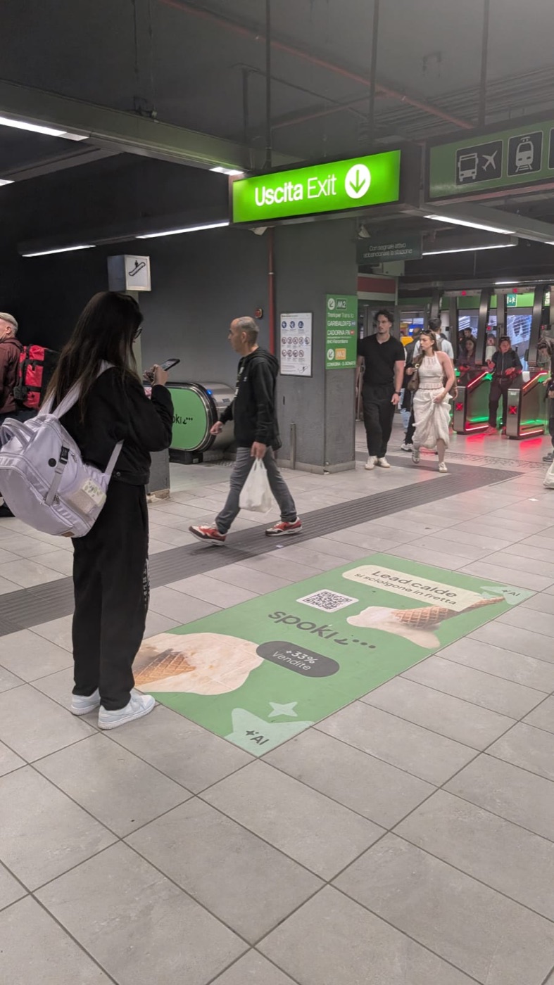 Campagna OOH Spoki · Floor decal in stazione metro: cono gelato e logo Spoki sul pavimento