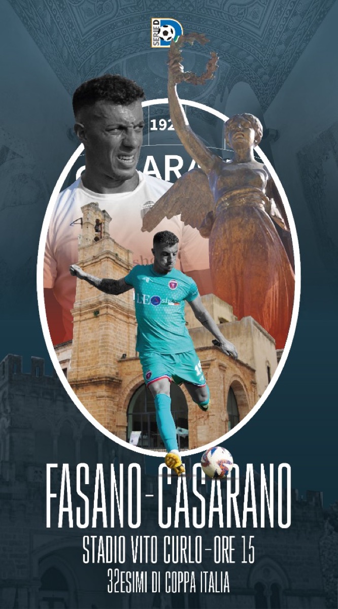 Grafica prematch in formato story 9:16 per Fasano-Casarano, 32esimi di Coppa Italia Serie D: collage del calciatore in maglia turchese del Casarano con architetture barocche di Fasano e statua angelica sullo sfondo